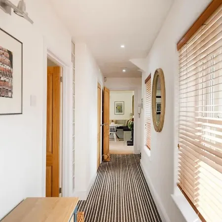 The Mews Flat, Near Clifton Suspension Bridge With Off-street Parking Bristol